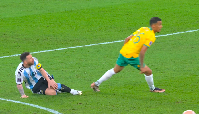  尼斯主帅赛后炮轰裁判，争议判罚引发舆论风波  