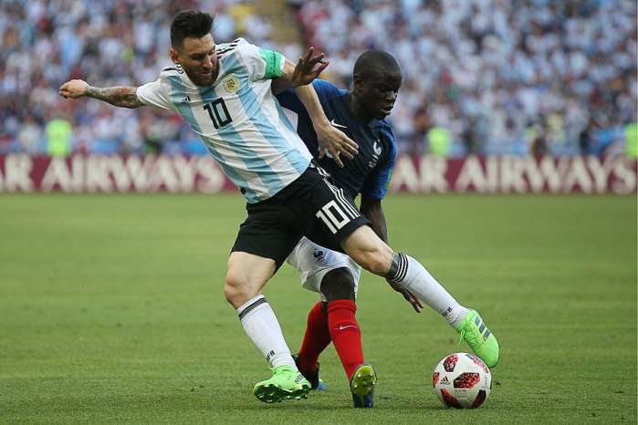  门兴格拉德巴赫中场调度流畅，团队配合打出水银泻地攻势